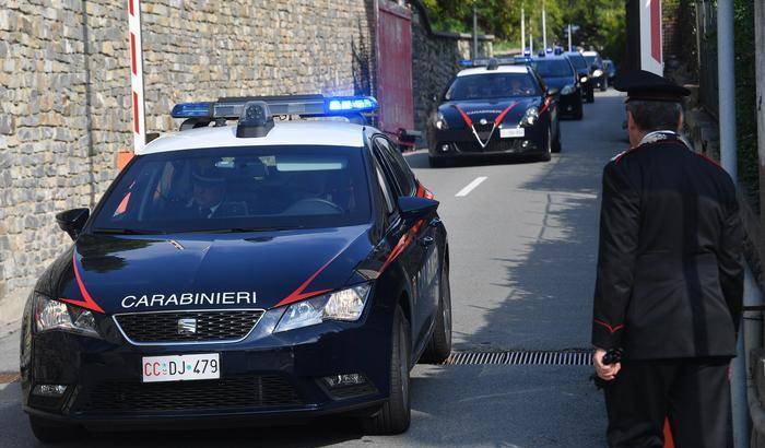 Picchiava la madre per costringerla a prostituirsi: arrestato un 15enne