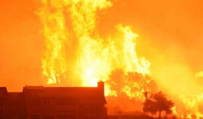 0004C16D-le-fiamme-divorano-la-california Le fiamme divorano la California