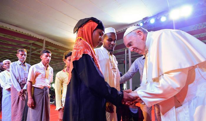 Il Papa con una giovane Rohingya