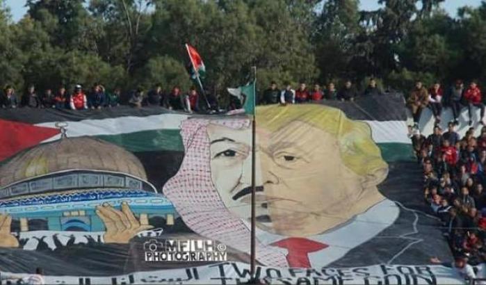 Lo striscione che ha scatenato una polemica tra Riad ed Algeri