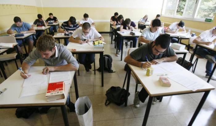 Un alunno viene rimproverato a scuola: i genitori picchiano il professore