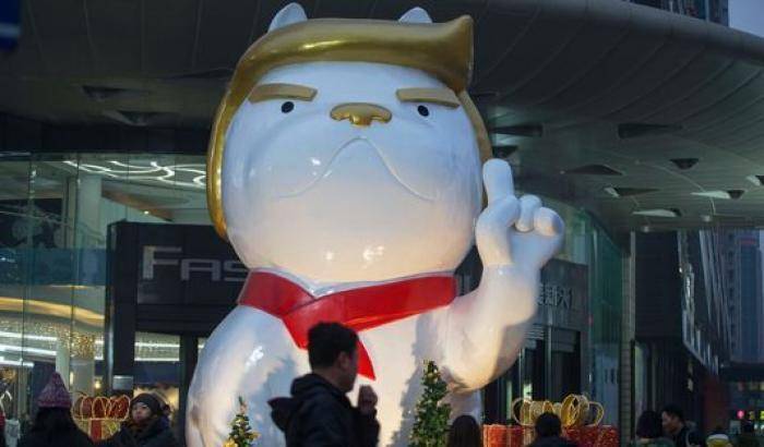 0004C57F-il-pupazzo-trump-in-un-grande-magazzino-cinese Il pupazzo-Trump in un grande magazzino cinese