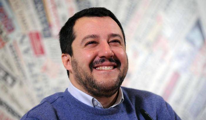 Dopo i razzisti Salvini vuole il voto dei no vax: "Cancelleremo l'obbligo dei vaccini"