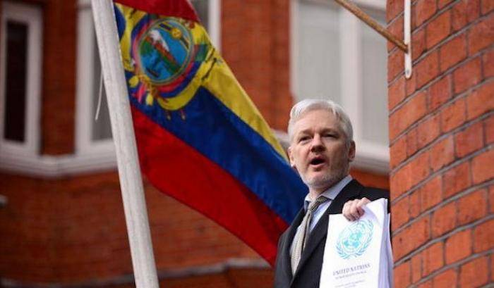 Julian Assange all'ambasciata dell'Ecuador di Londra