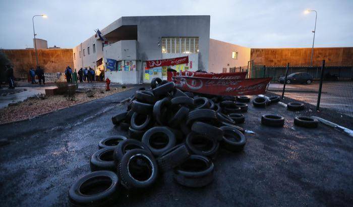 0004CA51-decine-di-carceri-in-tutta-la-francia-sono-di-nuovo-bloccate-dalle-guardie-in-agitazione Decine di carceri in tutta la Francia sono di nuovo bloccate dalle guardie in agitazione