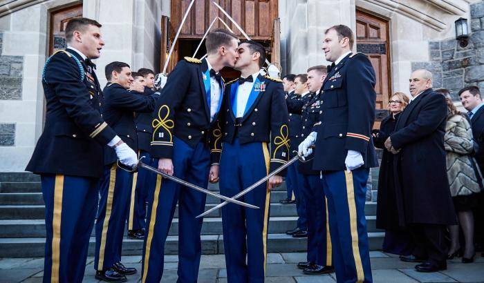Il primo matrimonio gay nell'esercito americano, cade l'ultimo tabù