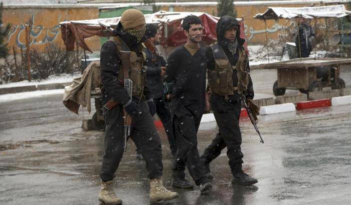 0004CC0B-afghanistan-le-forze-di-sicurezza-portano-via-un-sospetto-dopo-l-attacco-all-accademia-militare-di-kabul Afghanistan, le forze di sicurezza portano via un sospetto dopo l'attacco all'accademia militare di Kabul