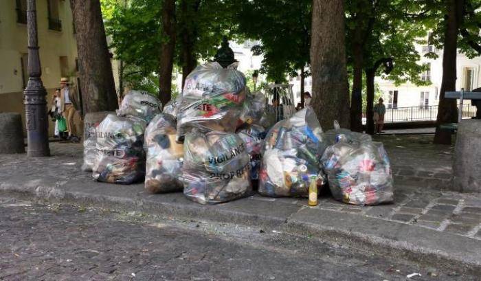 Sacchi dell'immondizia per strada a Parigi