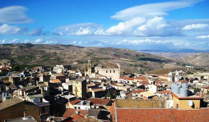 Nel paese di Sciascia oggi è il "giovedì delle comari". Festa legata alla dura vita delle donne di minatori e contadini