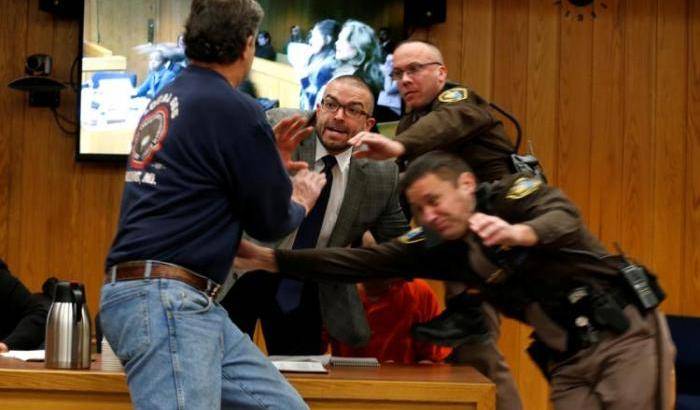 Violentò la figlia tredicenne: il padre tenta di aggredire Larry Nassar