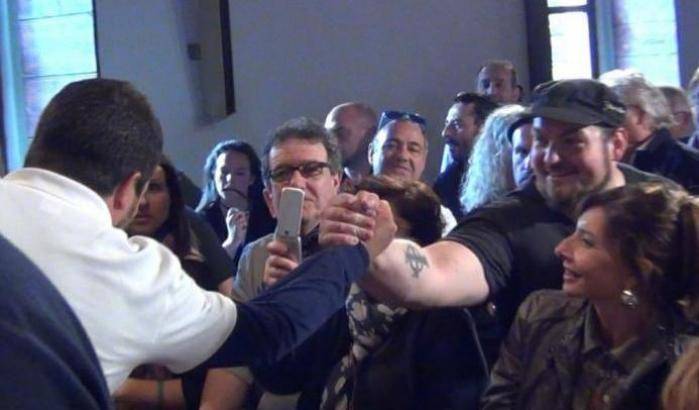 Salvini e il fascista Luca Traini: la stretta di mano con la croce celtica