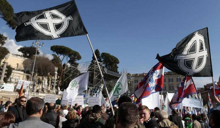 Bandiere fasciste e della Lega insieme