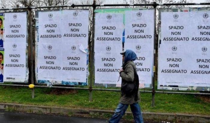 La rissa è per l'affissione di alcuni manifesti elettorali