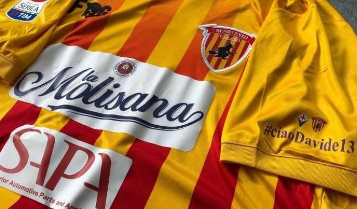 La maglia del Benevento dedicata a Astori