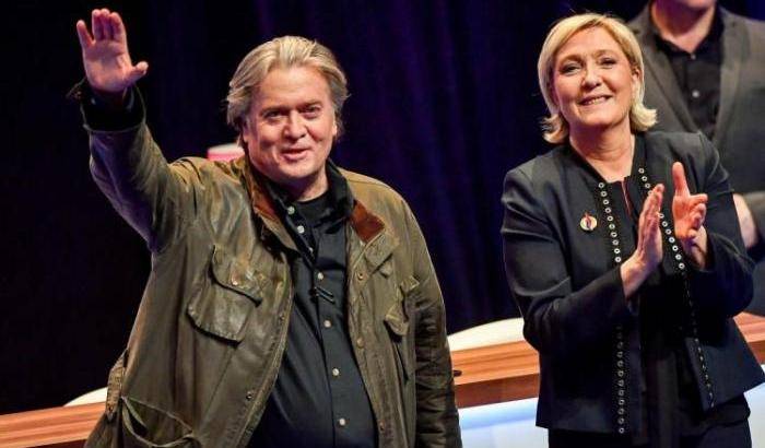 Bannon incita l'estrema destra europea: siate orgogliosi se vi chiamano razzisti