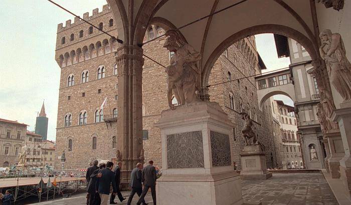 Firenze: urina ai piedi della Loggia dei Lanzi, multato uno studente americano