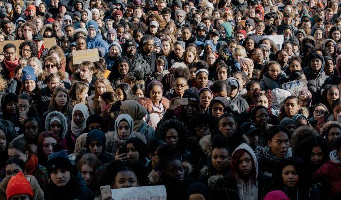 La protesta dei giovani studenti in piazza contro le armi libere negli Usa