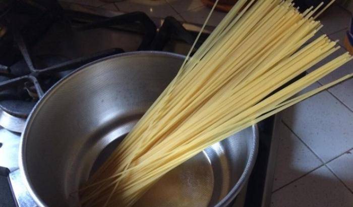 Preparano la pasta senza l'acqua: studentesse americane danno fuoco alla cucina