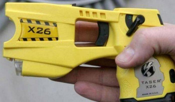 Arriva il taser: lo strumento di tortura in 12 città nel nome della sicurezza