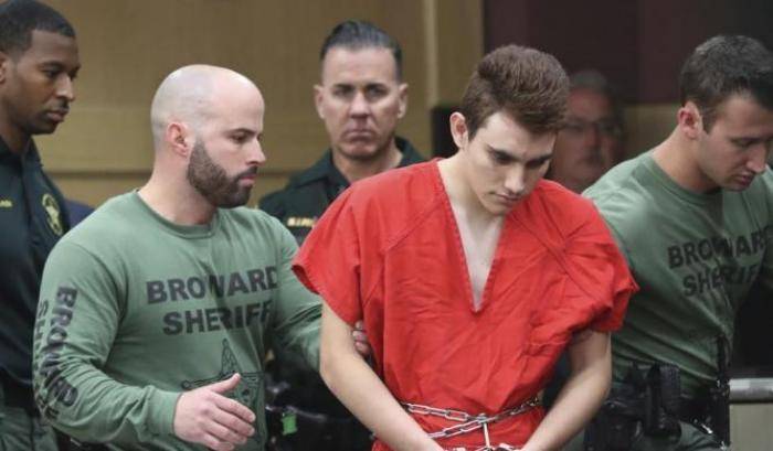 Decine di lettere d'amore e foto provocanti per il killer di Parkland