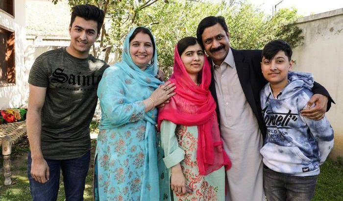 Malala e la sua famiglia davanti alla casa dove abitarono fino al 2012