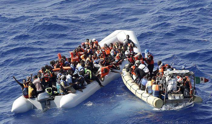 Gommone con migranti- foto di archivio