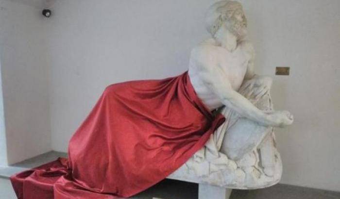 Savona censura l'arte. Cʼè un convegno sullʼIslam: "vestita" la statua di Epaminonda nudo