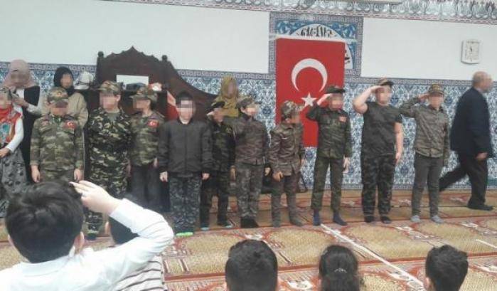 Bambini in divisa militare turca in una mosche a Vienna