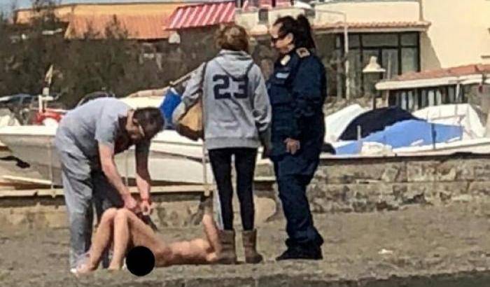 Prende il sole nuda in spiaggia, ma le mamme presenti si scandalizzano: denunciata per atti osceni