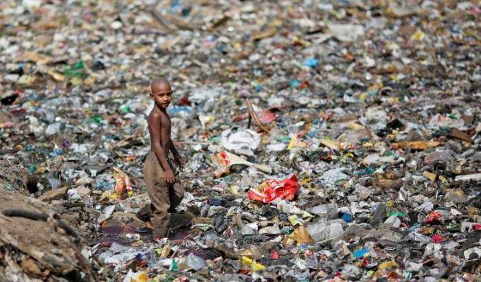 Il bambino nella discarica: mentre i ricchi del pianeta sono sempre più ricchi