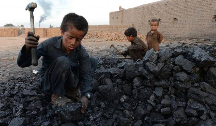 Bambini lavorano in un deposito di carbone a Jalalabad in Afghanistan