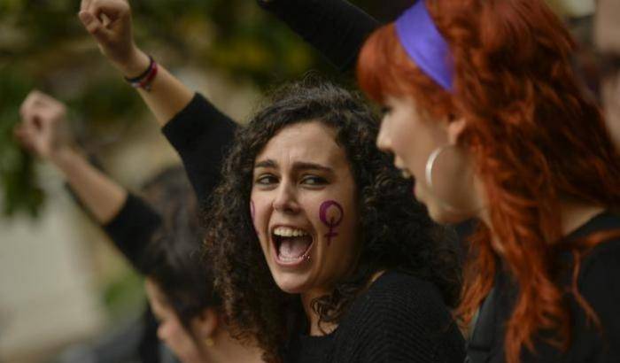 Una manifestante in Spagna