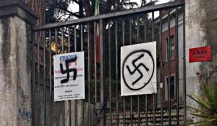 Nuova provocazione nazista a Carrara: svastiche sulle sedi di Anpi e Cgil