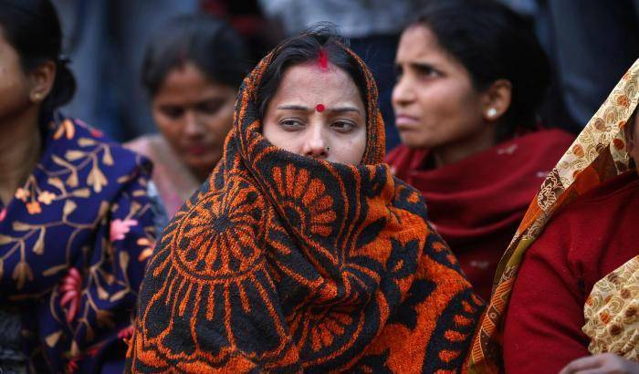 India, perde la moglie a carte e la fa stuprare dall'avversario