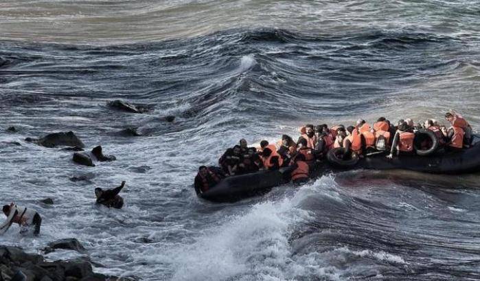 0004EADE-un-imbarcazione-di-migranti Un'imbarcazione di migranti