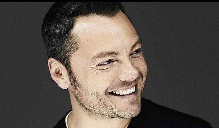 Tiziano Ferro preoccupato per l'odio verso omosessuali e transessuali: "Aspettiamo il prossimo suicidio?"