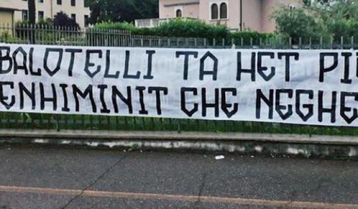 striscione su Balotelli