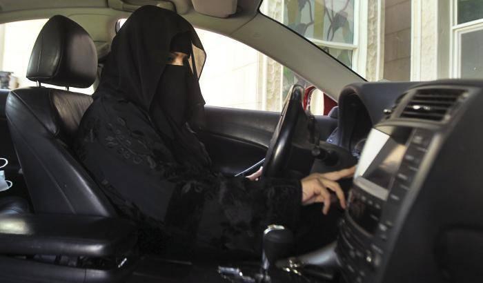 Una donna saudita al volante
