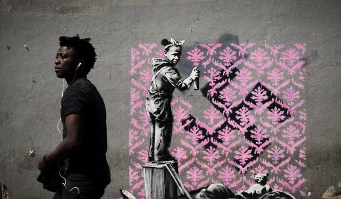 Nuovi murales di Banksy a Parigi, sono dedicati ai migranti