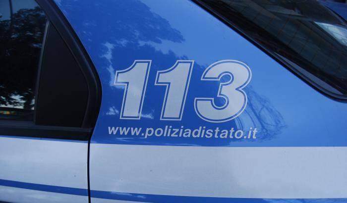 Milano, violenta la moglie davanti alla figlia: arrestato un 40enne