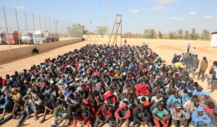 Migranti in un centro di detenzione in Libia