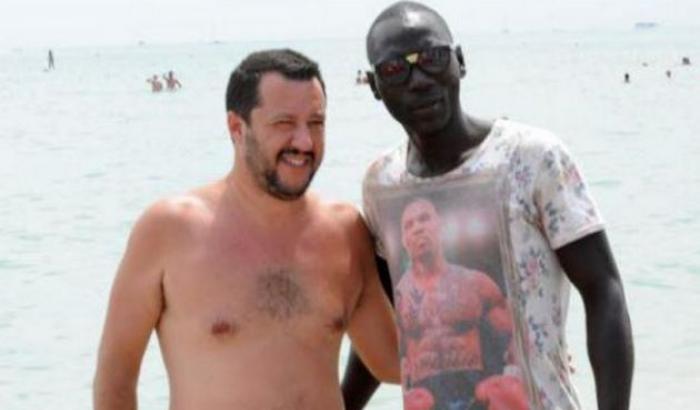 Salvini, il ministro del selfie. Foto di propaganda in costume e col migrante