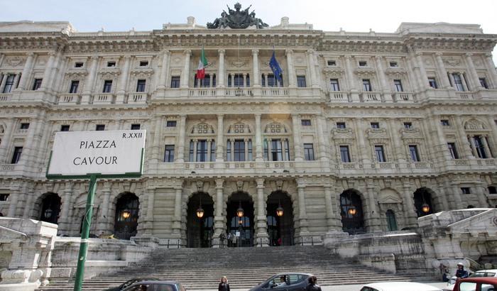 La Cassazione: sequestrare i conti della Lega ovunque siano