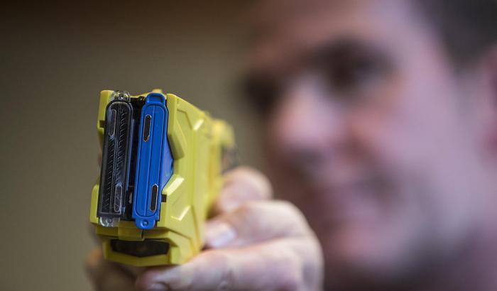Conte-bis in continuità con Salvini: approvato il regolamento per l'uso del taser