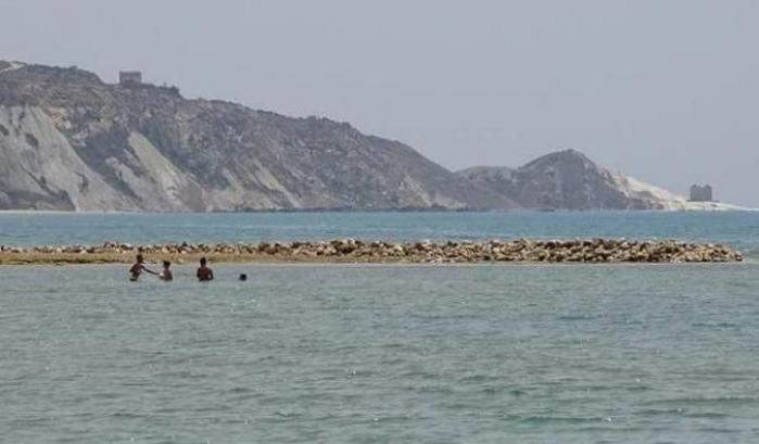 La barriera fragiflutti abusiva ad Agrigento, in zona Zingarello