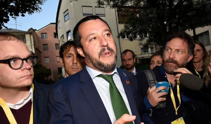 Salvini fa il burlone con i giudici: "andate via" è razzista? e lui lo twitta