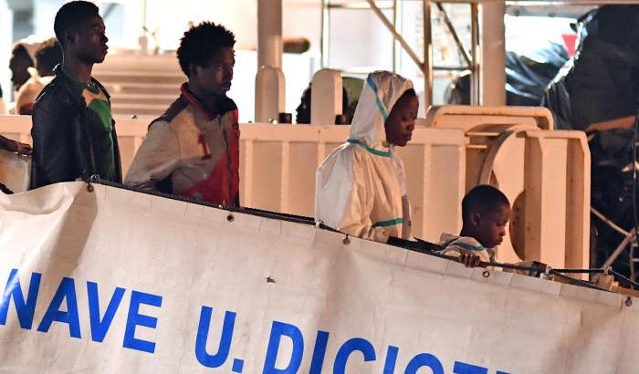 La tragedia dei 'croceristi' della Diciotti: tagliato un dito a un bimbo per ricattare i genitori