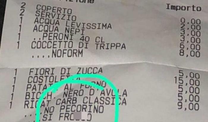 Chiedono il conto e sullo scontrino c’è scritto: ‘Carbonara classica, no pecorino, sì froc*o’