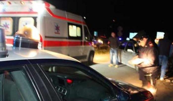 Carabiniere e vigilanti travolti e uccisi da un'auto mentre facevano alcuni rilievi