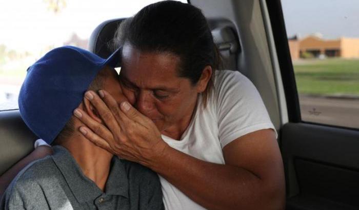 Madre e figlio migranti riuniti in Texas dopo essere stati separati da Trump